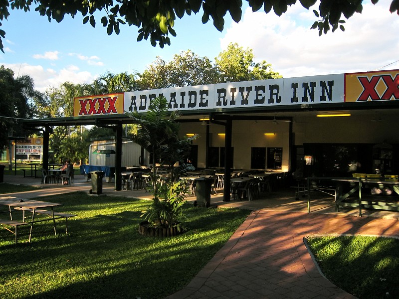 2009-11-06 22-00-39_1.jpg - Dieser Inn hat irgendwas mit dem Film "Crocodile Dundee" zu tun, was genau weiß ich auch nicht mehr...